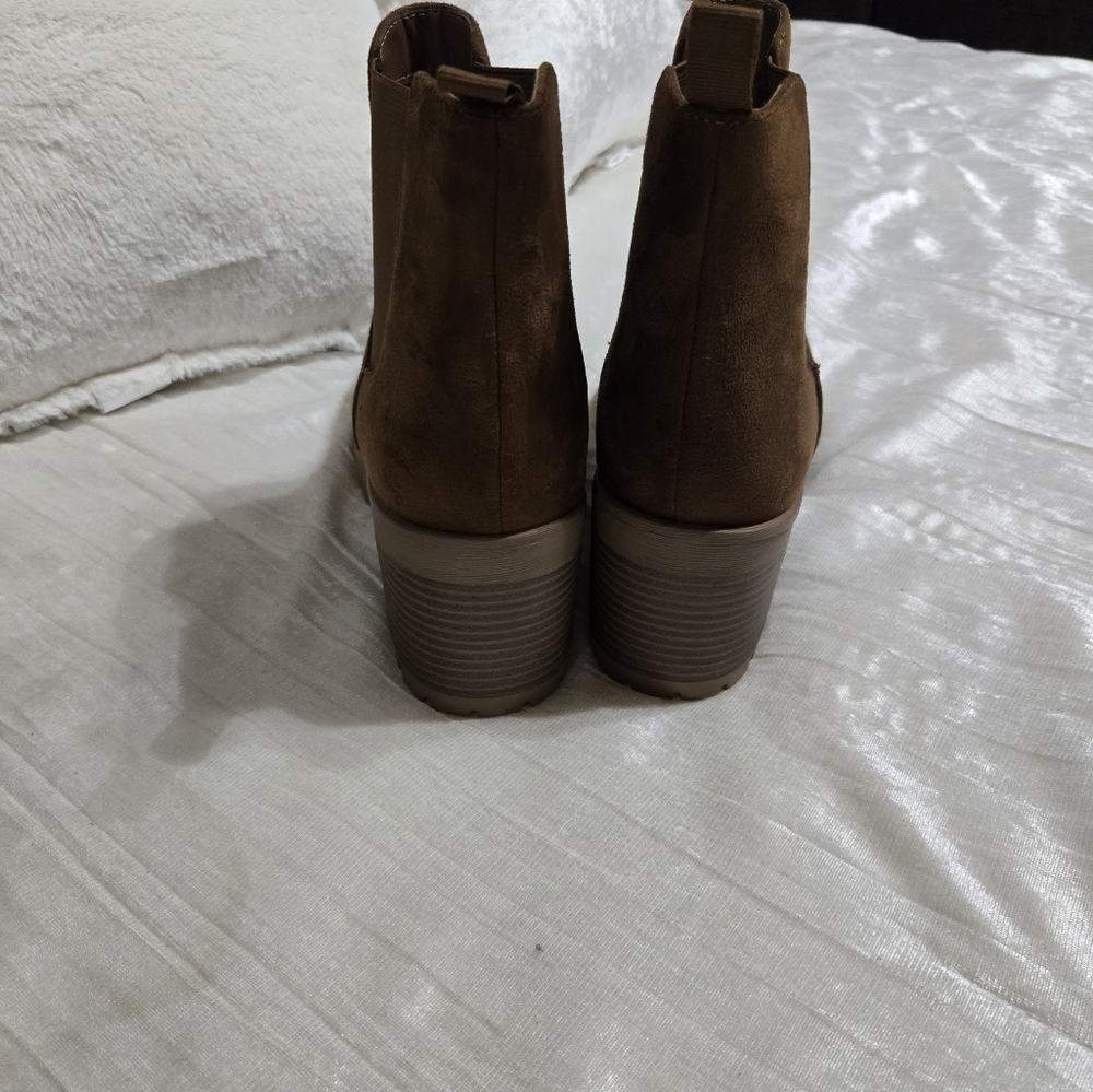 Womens Brown Faux Suede Ankle Boots by Soda Size 8. NWOB NEVER WORN - Picture 3 of 6